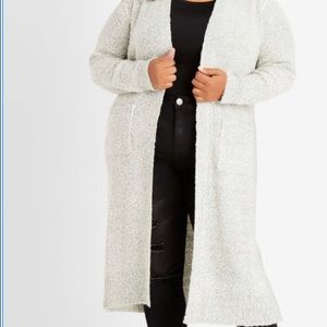 Ivory/black duster.  Perfect for the changing weather when coats are too heavy,
